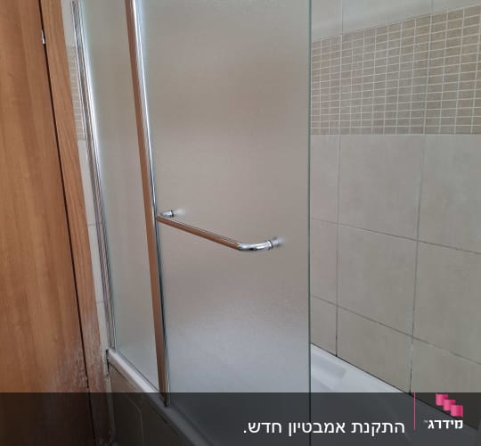 דלת זכוכית למקלחת עם ידית מתכת
